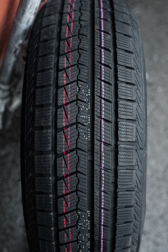 фото протектора и шины ICEPIONEER 868 Шина ZMAX ICEPIONEER 868 225/60 R18 104H